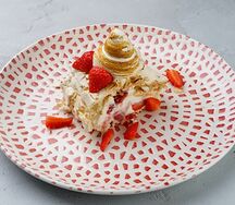 Меренговый рулет с ягодами