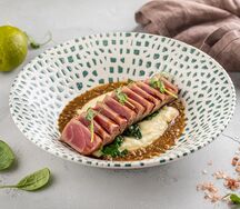 Тунец с картофельным пюре и шпинатом