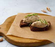 Форшмак на гренках из бородинского хлеба