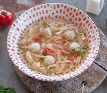 Суп из фермерской курицы с домашней лапшой