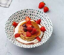 Панкейки с муссом, домашним вареньем и свежей клубникой