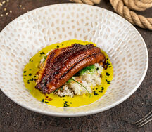 Запеченный угорь с рисом и соусом карри