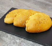 Закрытая пицца с курицей и грибами