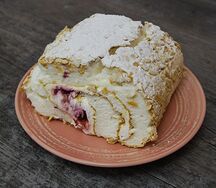Меренговый рулет с вишневой начинкой