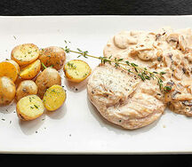 Куриное филе в сливочно-грибном соусе