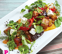 Салат из печеных овощей с сыром фета и соусом Свит Чили