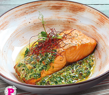 Запеченный лосось на подушке из шпината и вяленых томатов