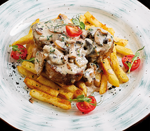 Свиные медальоны под сливочно-грибным соусом