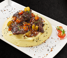 Томленые говяжьи щечки с пюре