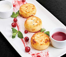 Сырники со сметаной и клюквенным соусом