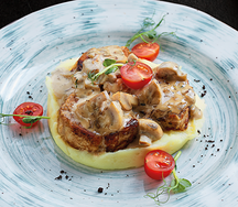 Свиные медальоны под сливочно-грибным соусом с пюре