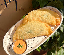 Чебуреки с креветкой и соусом чипотл