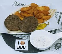 Горячее блюдо Grill Beef & Potato и соус чесночный