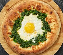 Бокон с сыром, яйцом и шпинатом
