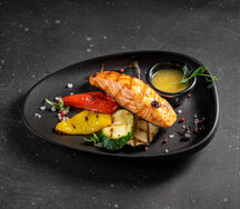 Лосось в апельсиново-имбирном соусе с овощами гриль