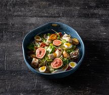 Теплый салат с кальмаром и инжиром