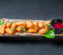 Жареный сулугуни с абрикосовым вареньем