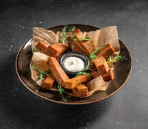 Ржаные гренки с чесночным соусом ранчо