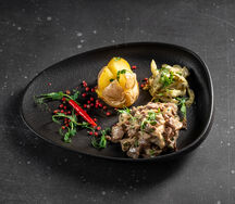 Бефстроганов из говядины с печёным картофелем