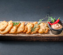 Куриные наггетсы с острым сырным соусом