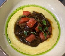 Говяжьи щеки в соусе порто с картофельным пюре