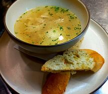 Куриный бульон с домашней лапшой и яйцом пашот