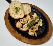 Креветки с чесноком и петрушкой