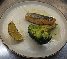 Лосось, брокколи, цитрусовый соус