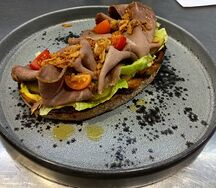 Брускетта с ростбифом