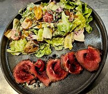 Микс салатов, ростбиф, картофель, помидоры