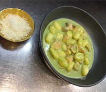 Картофельные ньокки с лососем и сливочно-шпинатным соусом