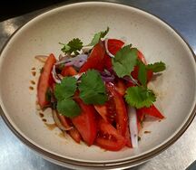 Помидоры, крымский лук, зелень, соус наршараб