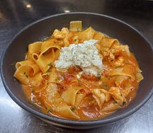 Паппарделле, креветки, томатный соус