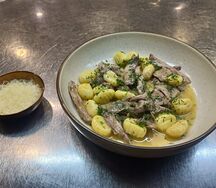 Картофельные ньокки, томленная утка, сливочная эмульсия