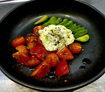 Страчателла, авокадо, чатни из томатов