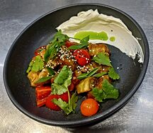 Баклажаны фри, томаты черри, азиатская заправка, кинза