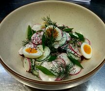 Огурцы, редис, перепелиные яйца, зелень, сметанная заправка