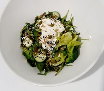 Зеленый салат, апельсиновый дрессинг, страчателла