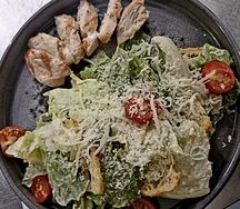 Цезарь с куриной грудкой гриль