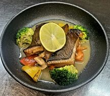 Палтус в устричном соусе, шампиньоны, перец болгарский, брокколи