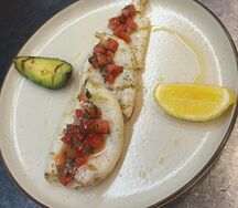 Командорский кальмар на гриле, томатная сальса, авокадо на гриле