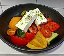 Овощи, брынза, оливковая заправка