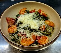 Креветки, авокадо, руккола, помидоры, ореховая заправка