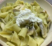 Паппарделле, куриное филе, грибы, соус песто, страчателла