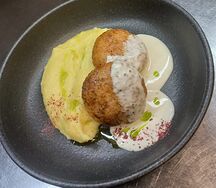 Крабкейки, картофельное пюре, соус белое вино