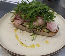 Брускетта с окороком, огурцом, салатом с трюфельными айоли