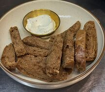 Гренки из ржаного хлеба и чесночный соус айоли