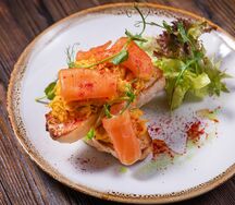 Брускетта с лососем