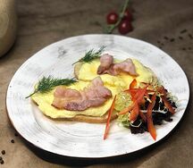 Скрэмбл на чиабатте с беконом