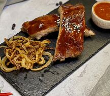 Ребрышки барбекю с луком фри и соусом сальса